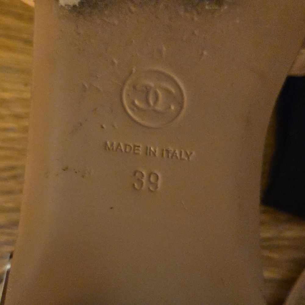 CHANEL Tan Lambskin Sandals with Intertwined Leather And Metal CC LOGO - Picture 12 of 13
